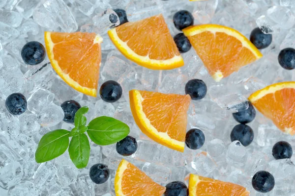冰管背景橙片和蓝莓 — 图库照片