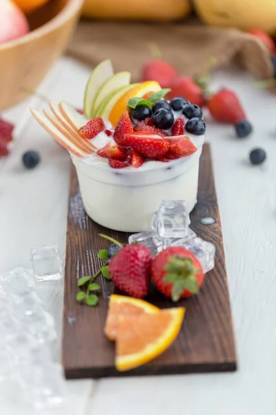 Ensalada Frutas Saludables Con Yogur Plato Madera Con Cubitos Hielo — Foto de Stock