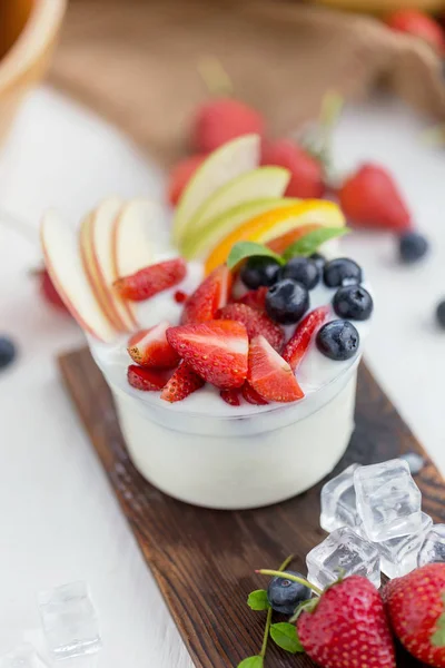 Salade Fruits Sains Avec Yaourt Sur Assiette Bois Avec Glaçons — Photo