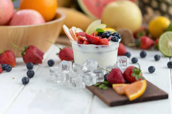 Ensalada Frutas Saludables Con Yogur Plato Madera Con Cubitos Hielo — Foto de Stock