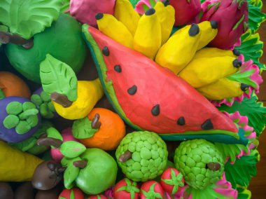 renkli meyve hamuru çamurdan yapılmış