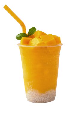 Ahşap plaka buz küpleri ve arka plan olarak meyve olgun Mango Smoothies.