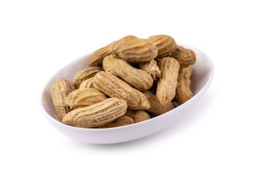 Beyaz bir arka plan üzerinde izole beyaz seramik kase kuru fıstık.