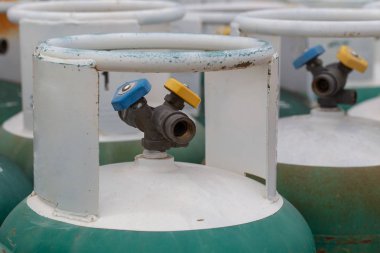 LPG Gaz şişe yığını lpg gaz şişesi benzin istasyonuna Lampang, Tayland - 18 Temmuz 2018 doldurma, satmak için hazır.