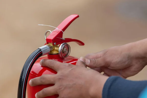 Nasıl eğitim ateşe yangın söndürücü kullanılacağını gösteren eğitmen