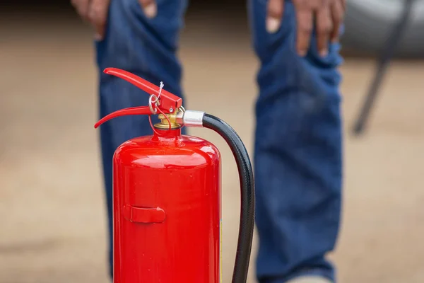 Instructor Que Muestra Cómo Usar Extintor Incendios Fuego Entrenamiento —  Fotos de Stock