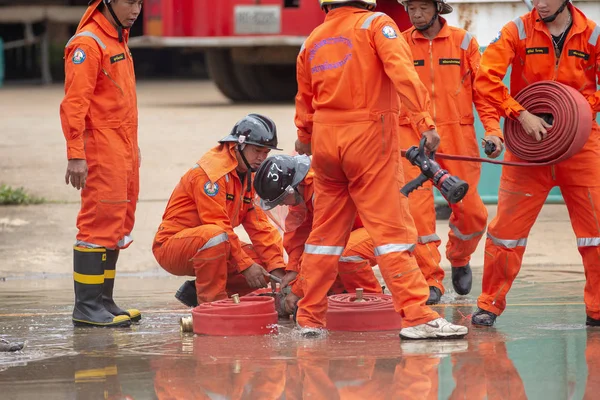 Bombeiros Pulverizando Água Tanques Gás Gpl — Fotografia de Stock