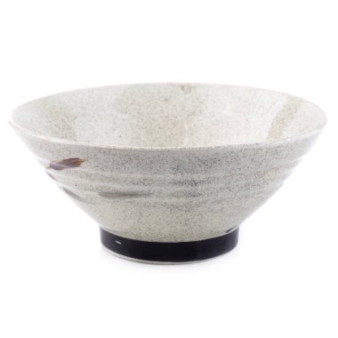 Beyaz bir arka plan üzerinde izole seramik kase.