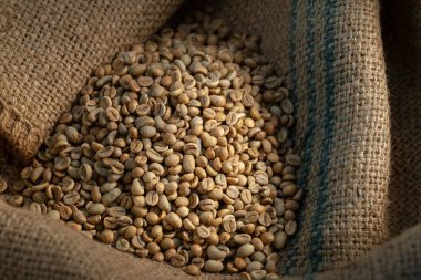 Çuvalda taze kahve, kepçeyle..