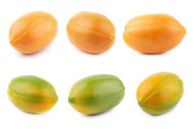 Bütün beyaz arka plan üzerinde izole olgun papaya meyve.