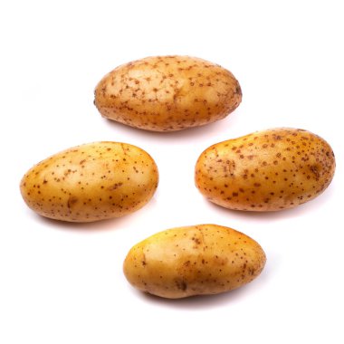 Beyaz arka planda soyutlanmış çiğ patates.