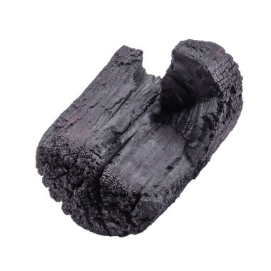 Beyaz arkaplanda doğal odun kömürü izole edilmiş