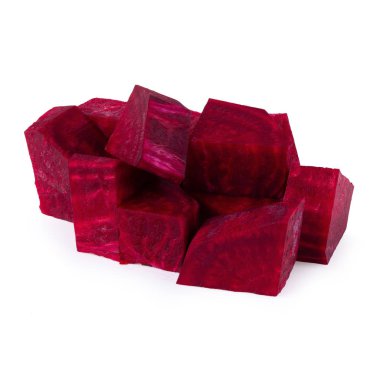 Dilimlenmiş pancar kökü beyaz arkaplanda izole edilmiş