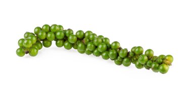 taze yeşil peppercorns izole kırpma yolu ile beyaz bir arka plan üzerinde.