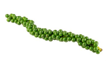 taze yeşil peppercorns izole kırpma yolu ile beyaz bir arka plan üzerinde.