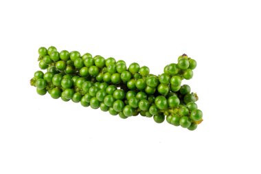 taze yeşil peppercorns izole kırpma yolu ile beyaz bir arka plan üzerinde.