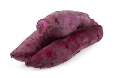 Beyaz arka planda izole edilmiş tatlı patates.