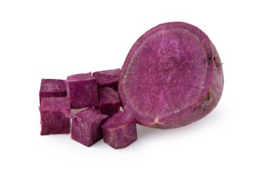 Beyaz arka planda izole edilmiş tatlı patates.