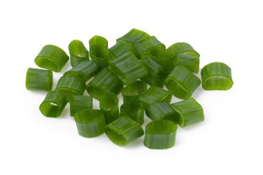 Beyaz arka planda izole edilmiş taze taze soğanlar..