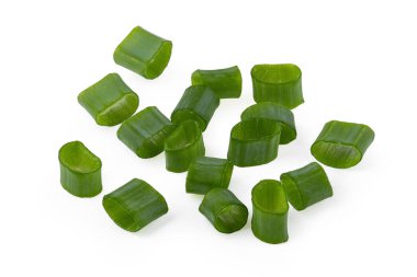 Beyaz arka planda izole edilmiş taze taze soğanlar..