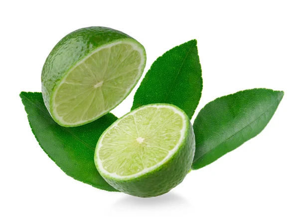 Helft Met Schijfje Verse Groene Kalk Geïsoleerd Witte Achtergrond — Stockfoto