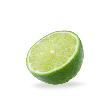 Yarım dilim beyaz arka plan üzerinde izole taze yeşil limon.