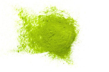 Matcha yeşil çay beyaz arka plan üstten görünüm üzerinde toz.