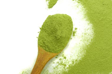 Matcha toz yeşil çay beyaz bir arka plan üzerinde izole.
