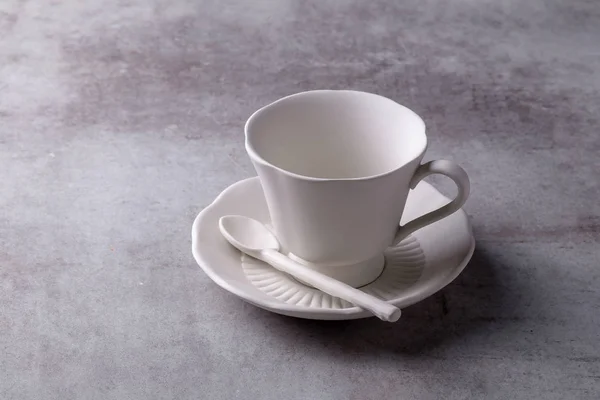 Teekanne Tasse Und Untertasse Auf Zementplatte — Stockfoto