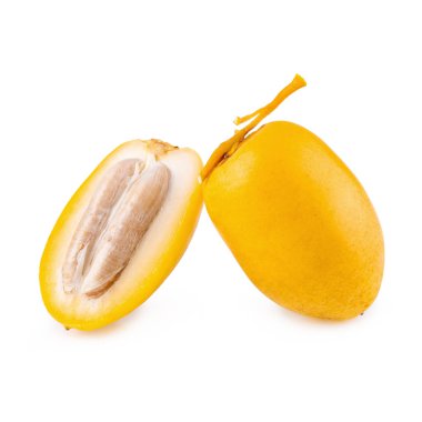 Beyaz arkaplanda sarı çiğ palmiye.