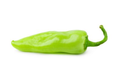 Beyaz arka planda izole edilmiş yeşil kırmızı biber.