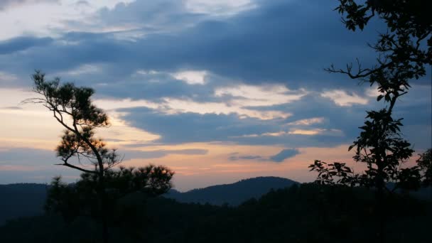日落与五颜六色的戏剧性的天空在农村 — 图库视频影像