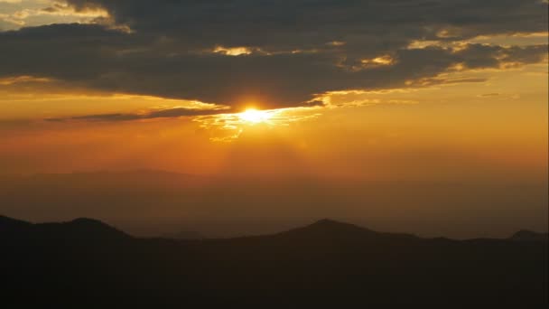 日落与五颜六色的戏剧性的天空在农村 — 图库视频影像