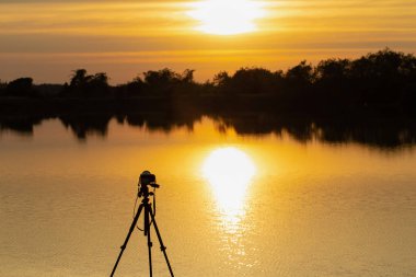 Kırsal kesimde renkli dramatik gökyüzü günbatımı.
