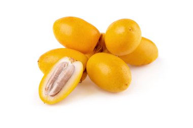 Beyaz arkaplanda sarı çiğ palmiye.