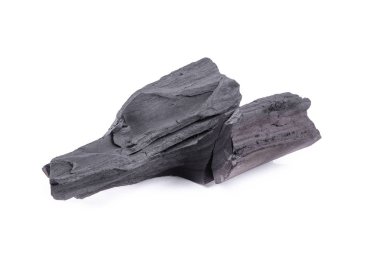 Beyaz arkaplanda doğal odun kömürü izole edilmiş.