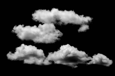 Mavi gökyüzünde beyaz kabarık bulutlar.