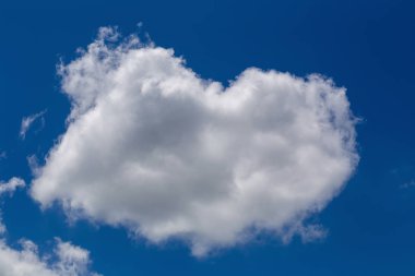 Mavi gökyüzünde beyaz kabarık bulutlar.