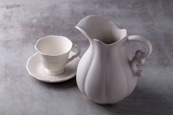 Çaydanlık Kreması Fincan Çay Tabağı Çimento Tahtasında — Stok fotoğraf