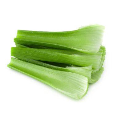 Beyaz arka planda izole edilmiş taze kereviz..