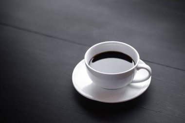 Beyaz Seramik Kahve kupaları ve kahve çekirdekleri.