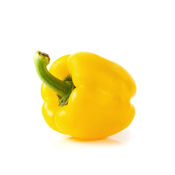 Pimentão amarelo doce isolado sobre fundo branco — Fotografia de Stock