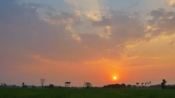 Západ Slunce Propadá Barevné Dramatické Nebe — Stock video