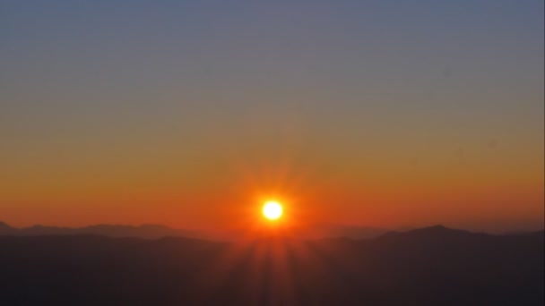 Ώρα Λήξη Του Ηλιοβασίλεμα Πολύχρωμα Δραματικό Ουρανό — Αρχείο Βίντεο