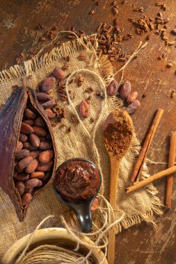 Kakao bakla, fasulye ve rustik ahşap zemin üzerine kakao Hazretleri Kur.