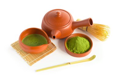Matcha yeşil çay ve Japon çay seti. Seramik Çaydanlık ve dumanı tüten bir göl kenarında beyaz arka plan üzerinde Kupası.