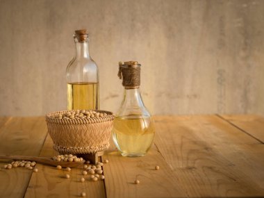 Soya fasulyesi ve soya yağı ahşap bir masa üzerinde.