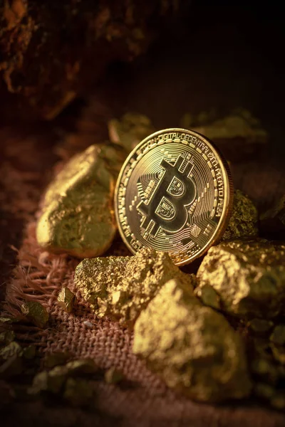 Złote Bitcoin Fizyczne Bitcoin Kryptowaluta Ziarna Złota Nugget Koncepcja Przedsiębiorstwa — Zdjęcie stockowe