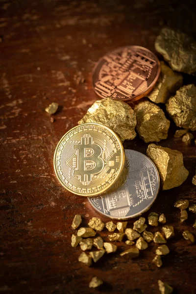 Złote Bitcoin Fizyczne Bitcoin Kryptowaluta Ziarna Złota Nugget Koncepcja Przedsiębiorstwa — Zdjęcie stockowe