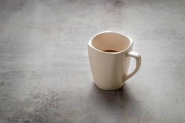 Cam bardakta sıcak çikolata içeceği Gri ahşap masada fotokopi alanı ile.